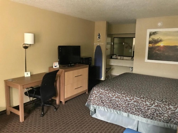 Days Inn By Wyndham Lexington/Columbia image 18